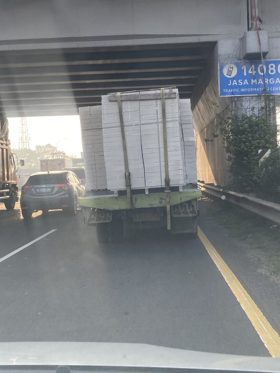 Harus nya truk terbuka spt ini di larang masuk toll , hanya diikat Belt . Krn truk terbuka ini penyumbang macet di toll paling sering <a href="/PTJASAMARGA/">PT. JASAMARGA</a>