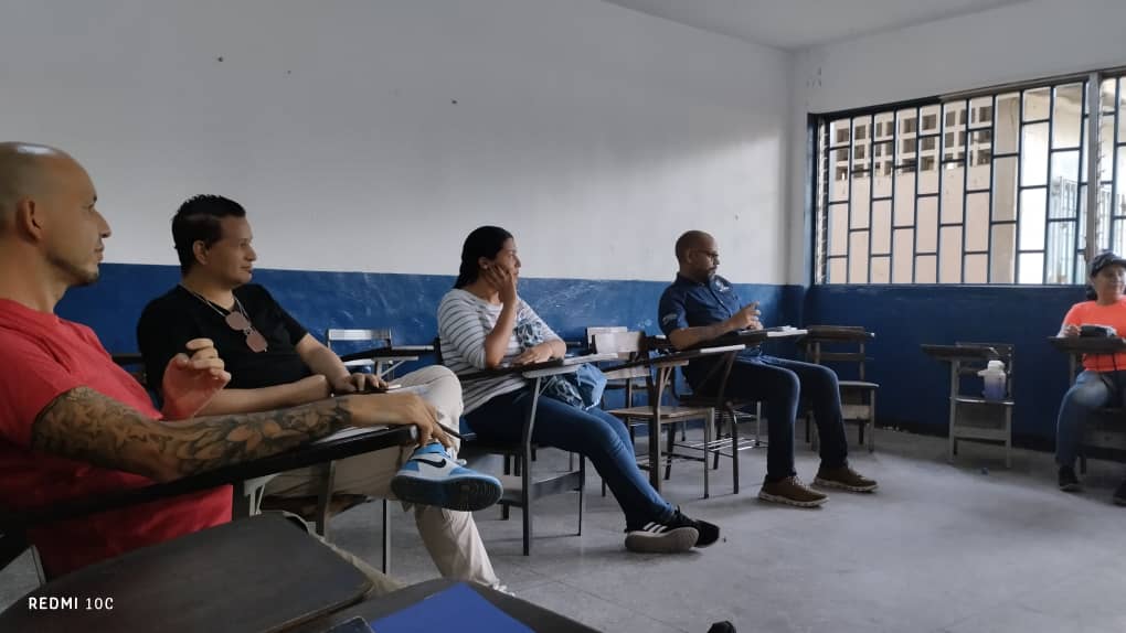 Form2Miranda's tweet photo. Hoy se efectuó una reunión informativa de los avances de adecuación del nuevo Núcleo de Robótica Educativa en Guatire Estado Miranda, con el equipo de la Red de Infocentro y el poder popular de la comunidad de Barrio Arriba.

@Gabrielasjr
@Mincyt_VE 
@LaRosaInfoVE https://t.co/7fgnPaSuMJ