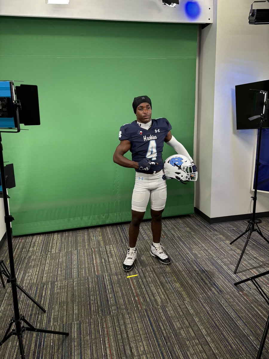 DaveonSingleton's tweet photo. I had a great time @KTSMtv photo shoot today. Thanks @SamGuzmanTV for having me! @ChapinHuskiesFB https://t.co/rfKTfY9cc7