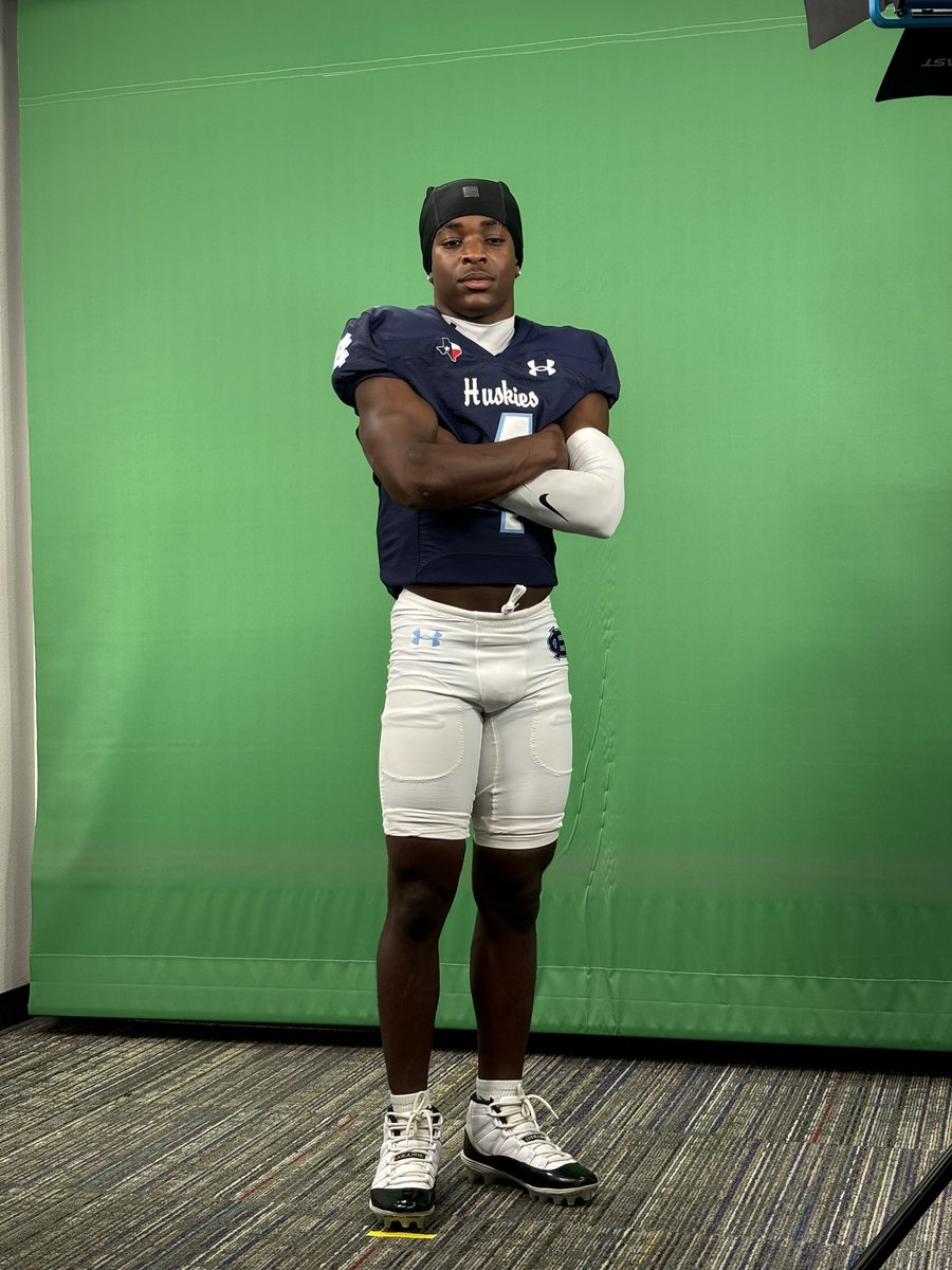DaveonSingleton's tweet photo. I had a great time @KTSMtv photo shoot today. Thanks @SamGuzmanTV for having me! @ChapinHuskiesFB https://t.co/rfKTfY9cc7