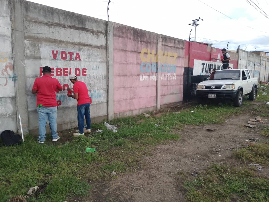 Desde la Paquia. Chirica Mpio. <a href="/TupamaroCaroni_/">Tupamaro Caroní mrt</a> nuestra brigada muralista continúa #PintandoVictoria, rumbo a la Gran Victoria perfecta de nuestro único candidato <a href="/NicolasMaduro/">Nicolás Maduro</a>.

¡Este 28 de Julio!
Arriba y a la izquierda 
#VotaTupamaro