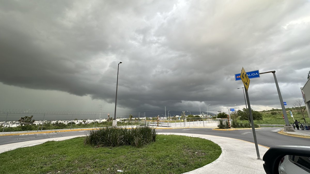Laurisgap's tweet photo. Vista desde heb lomas.. en el bello Poniente de Monterrey será que vendrán las nubes hacia acá ??? @Mty_Leones @nelvaldez https://t.co/5L1XqFYpB3