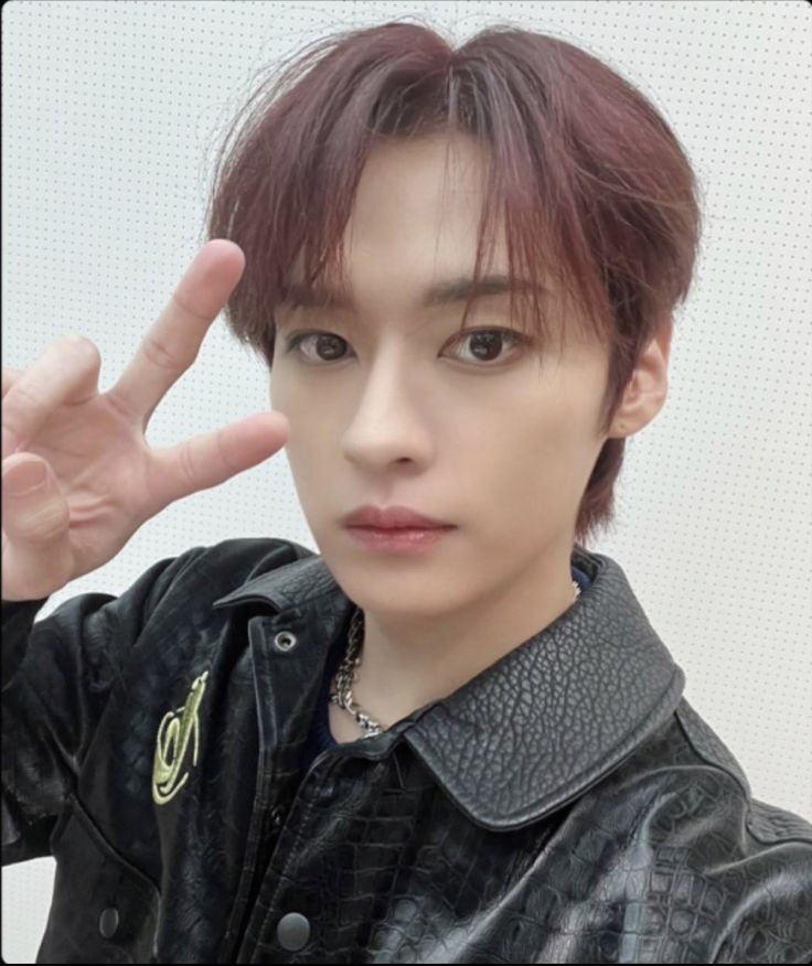 minsung au /promesa a futuro

Dónde jisung a sus 16 años, se enamora de minho, el amigo de su hermano mayor.

Minho, de 22 años, rechaza sus sentimientos debido a la diferencia de edad. Jisung, decidido, le promete que en unos años logrará conquistarlo.