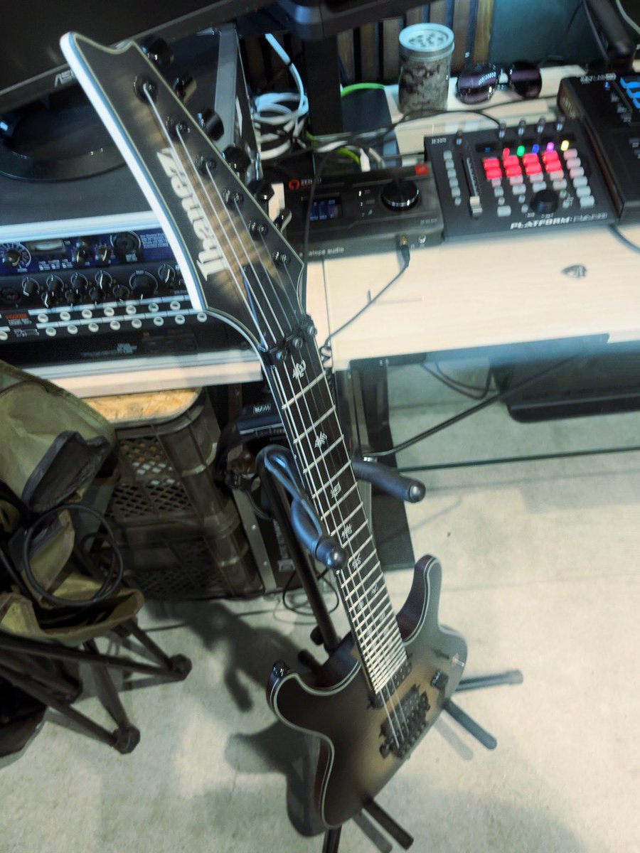 sskanon's tweet photo. ベース置き場がなくて、壁掛け仕様にしました
ギターはスタンドしかあるまい
#roland #g77 #gr #g707 https://t.co/QaazHoE1om