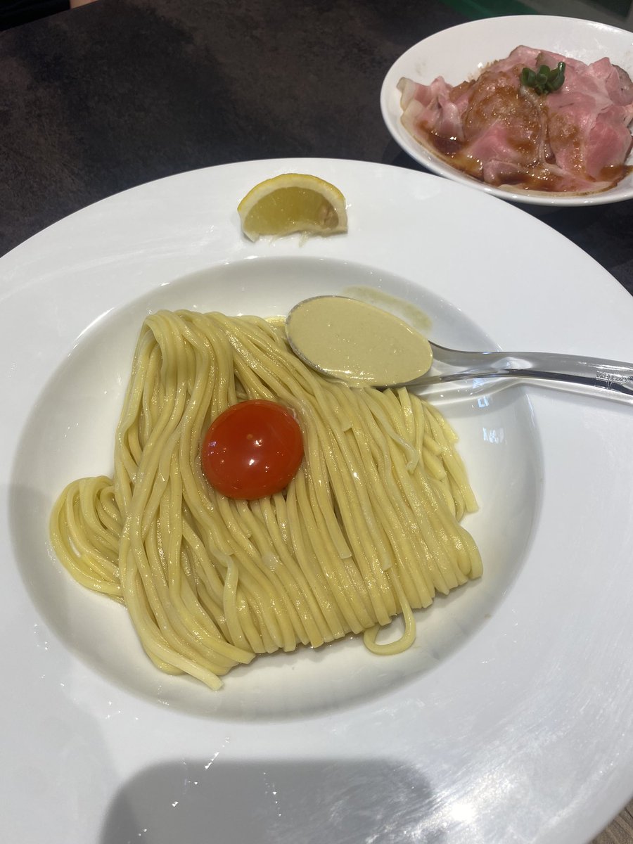 dosukoipudding's tweet photo. むかん横浜@日の出町
牡蠣バターたまご麺 肉丼

美しい麺線のちゅるちゅる麺
まずはお出汁でいただき、たまご→牡蠣バター→レモンでちょっとずつ味変
クリーミー&amp;さっぱりで超うめぇー‼️

スモーキーで柔らかレアチャー肉丼にはたまご麺の残った汁をドバドバかけて😋
これがもうほんと美味すぎた‼️ https://t.co/zXxqMubtya