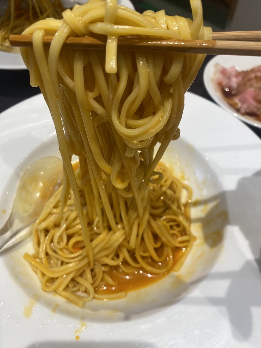 dosukoipudding's tweet photo. むかん横浜@日の出町
牡蠣バターたまご麺 肉丼

美しい麺線のちゅるちゅる麺
まずはお出汁でいただき、たまご→牡蠣バター→レモンでちょっとずつ味変
クリーミー&amp;さっぱりで超うめぇー‼️

スモーキーで柔らかレアチャー肉丼にはたまご麺の残った汁をドバドバかけて😋
これがもうほんと美味すぎた‼️ https://t.co/zXxqMubtya