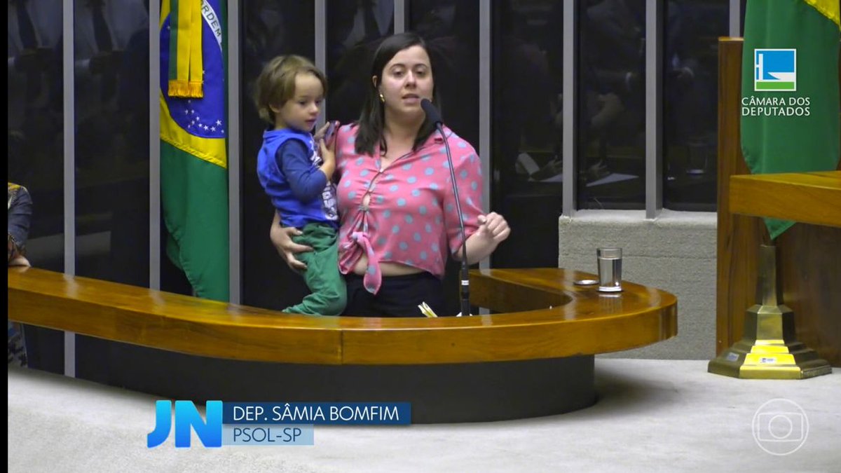 samiabomfim's tweet photo. Hoje não teve jeito! Meu pequeno foi trabalhar comigo. Foi um Deus nos acuda, mas no fim conseguimos.

Agradeço demais a toda equipe de plenário do @psolnacamara e à @fernandapsol @depchicoalencar  @tuliogadelha e @celiaxakriaba pela força e toda paciência com o Hugo.

Fui à tribuna discursar contra a PEC 9, que anistia partidos que não fazem bom uso dos recursos do fundo partidário e eleitoral, inclusive os destinados para financiar candidaturas de mulheres e negros. Hugo quis ir pra tribuna comigo. A @fernandapsol, grávida da Dandara, está escondida atrás da tribuna, pra tentar distrair ele enquanto eu falava. Uma grande companheira.

As crianças sempre se impõem. Teve de tudo. Até "limpeza do salão" ao vivo na TV... 😅

A PEC 9 significa justamente menos mulheres, mães, negros na política. O contrário do que queremos e precisamos. No fim do dia, vi nossa imagem no Jornal Nacional defendendo uma política mais séria, ética e humana. Me emocionei. Orgulho do meu filho e das nossas lutas.