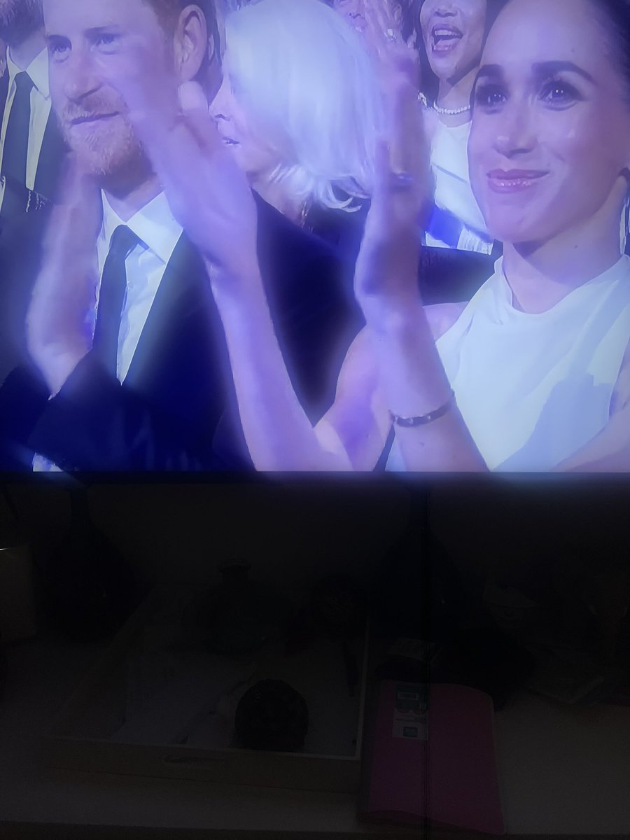 Sussex5525's tweet photo. ESPYs Serena “ please Meghan & Harry try not to breathe too much tonight, I don’t want to be overshadowed by the accusations that you’re taking up too much oxygen” Yes truer words have never been spoken. #HarryAndMeghan #GoodKingHarry #PatTillmanAward #ESPSYAwards #InvictusGames https://t.co/rltDvhHAMG
