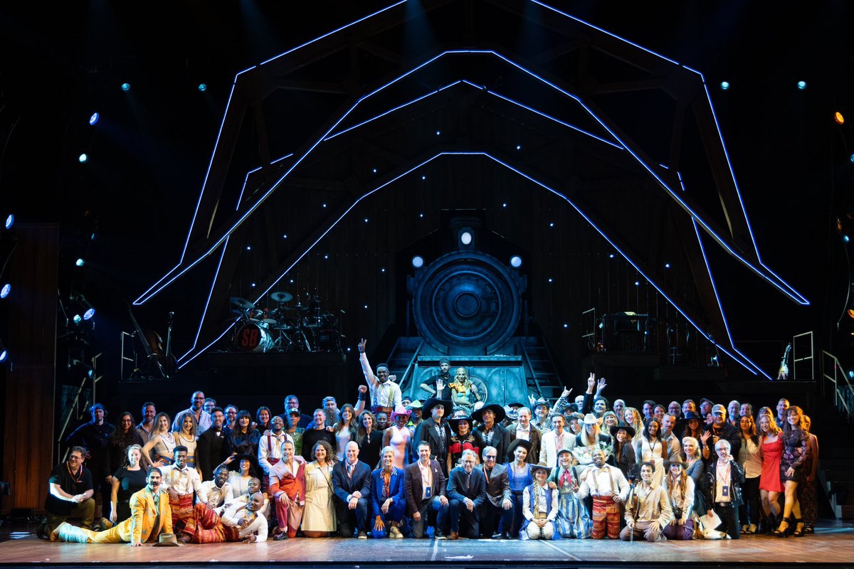 DuncanJFisher's tweet photo. The Songblazers team. 
What an amazing opening night !! 🎪🤠 https://t.co/3DvHvGBeo5