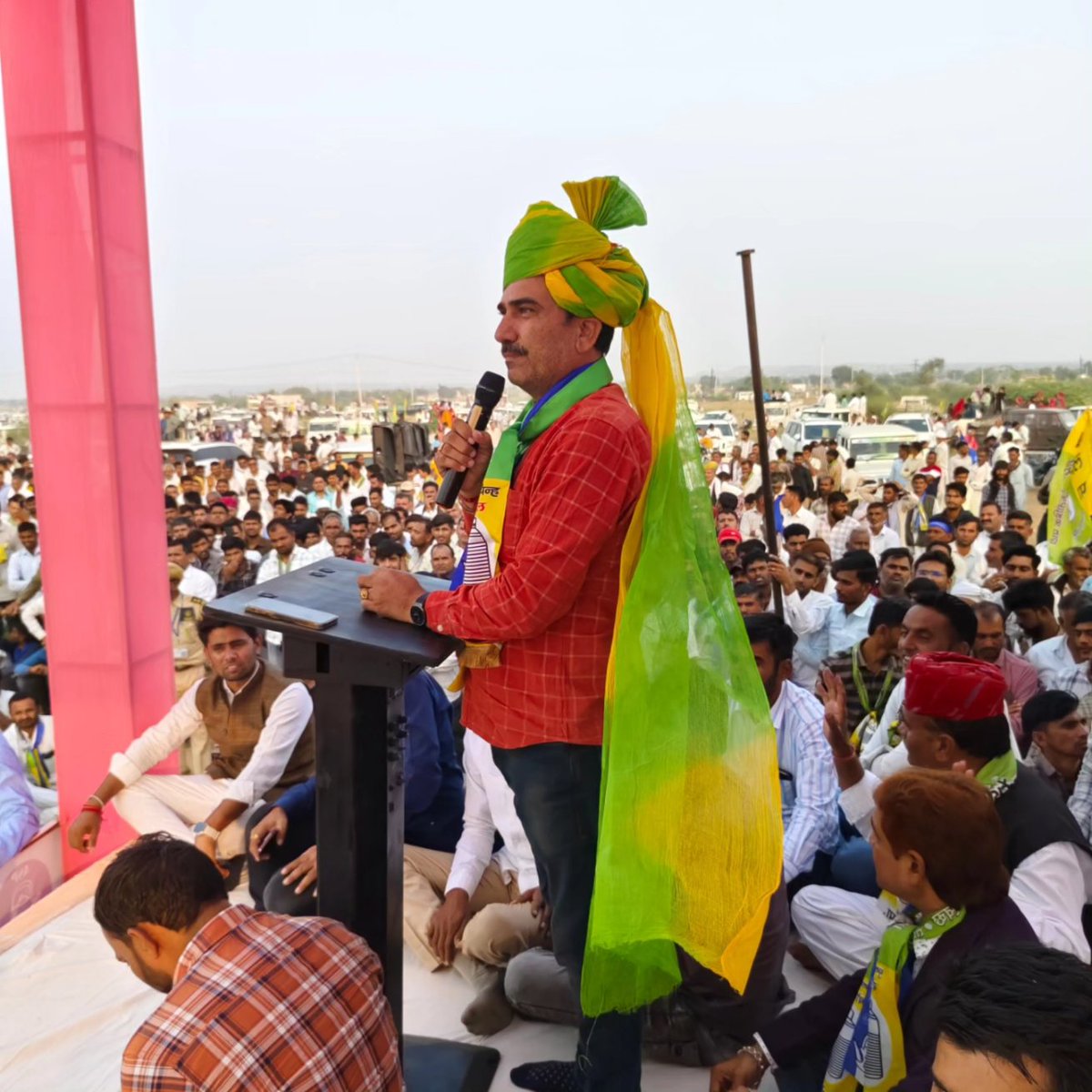 GujarPapsa's tweet photo. खींवसर के पूर्व विधायक @hanumanbeniwal जी के अनुज श्री @NarayanBeniwal7 जी को जन्मद��न की बहुत बहुत बधाईयां एवं शुभकामनाएं तेजा बाबा आप पर हमेशा कृपा बनाए रखे
@RLPINDIAorg https://t.co/zBye0azgDv