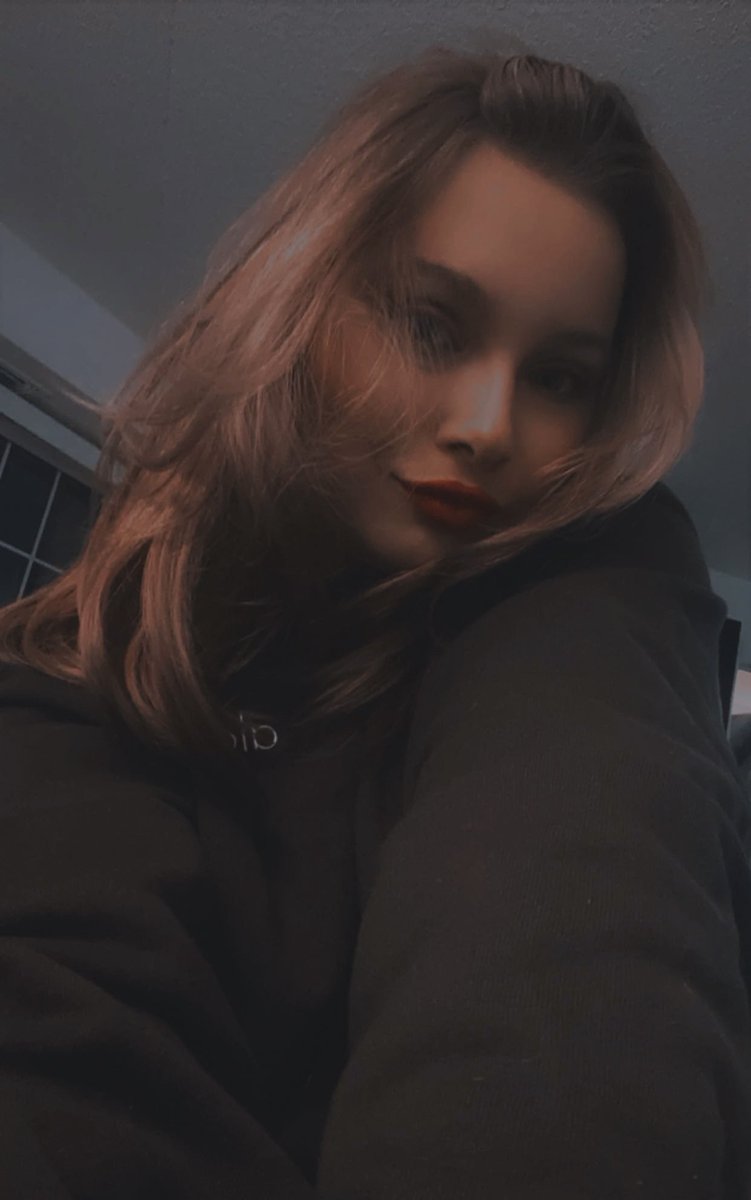aeonianexe's tweet photo. Mentally I’m still in 2014 where this selfie would get me notes on tumblr https://t.co/XuZcOeZZXZ