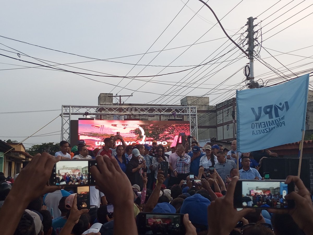 sansimon_ad's tweet photo. ¡Juntos vamos a ganar!

El día de hoy estuvimos acompañando al líder nacional @manuelrosalesg quien estuvo de paso por nuestro estado en apoyo a la candidatura de Edmundo González Urrutia 

#AdecosconEdmundo
#VamosAGanarConEdmundo https://t.co/fIkAzgPYTG