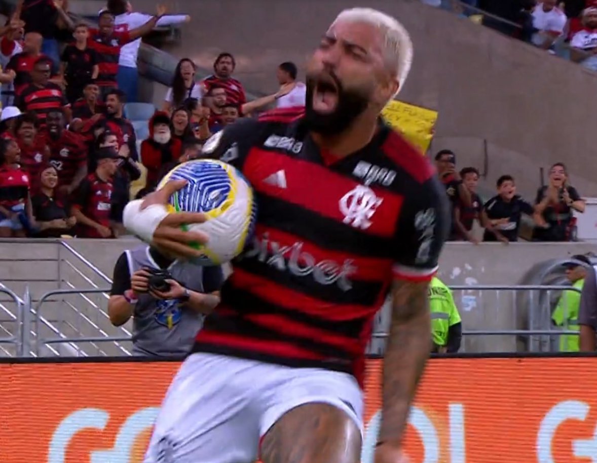 urubutiraonda's tweet photo. A discrepância entre o Twitter e as ruas é muita coisa

Por aqui, frustrados atrás de um telefone. 

Nas ruas, ou melhor, no Maraca, amantes do Flamengo e a de quem bem o fizeram.

Por Nós. Pelos Nossos. Pelo Flamengo. 
Fica, Gabigol! 💪🏽🔴⚫️ https://t.co/uleZuxnwpC