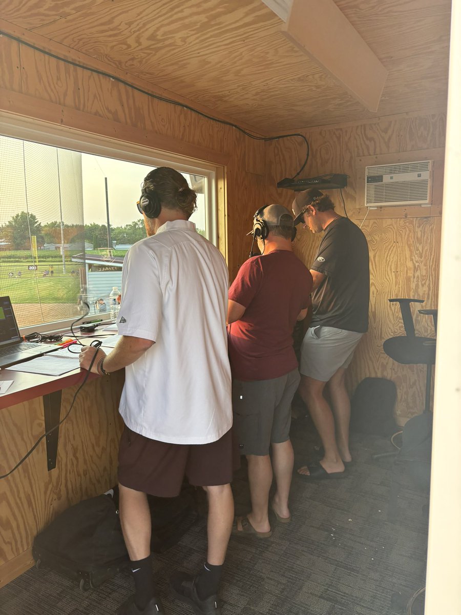 jputz15's tweet photo. Great night for @IGHSAU regional softball. Big crowd, a student section, and the best DJ/announcing both in the area. https://t.co/7laGWNzOFj