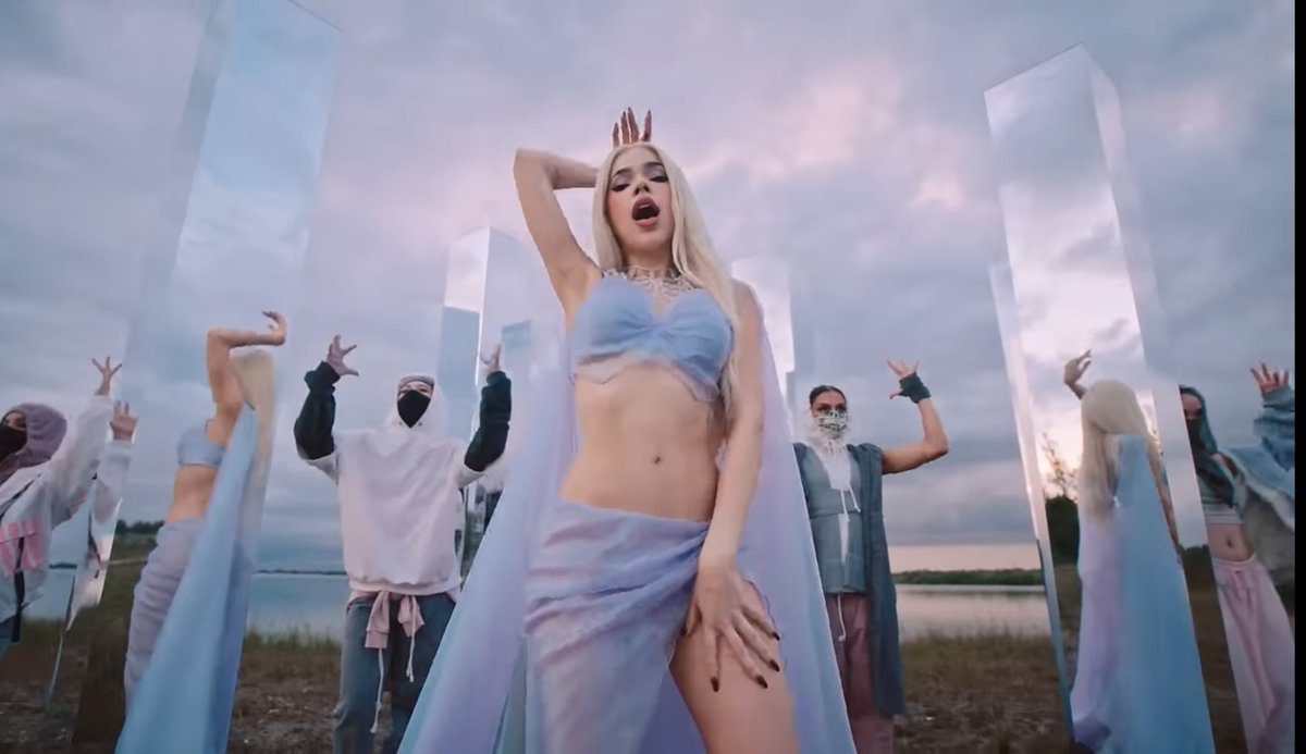 Stream_KOSbb_'s tweet photo. Okeey pero TODOS estamos de acuerdo que los visuales del video son tan hermosos o sea se ve tan ARTEEE por Diosss ellas deboraron, allunaron  y desayunaron!!!👑❤️
@keniaos 
#Kenia https://t.co/1FjOxFi8Ut