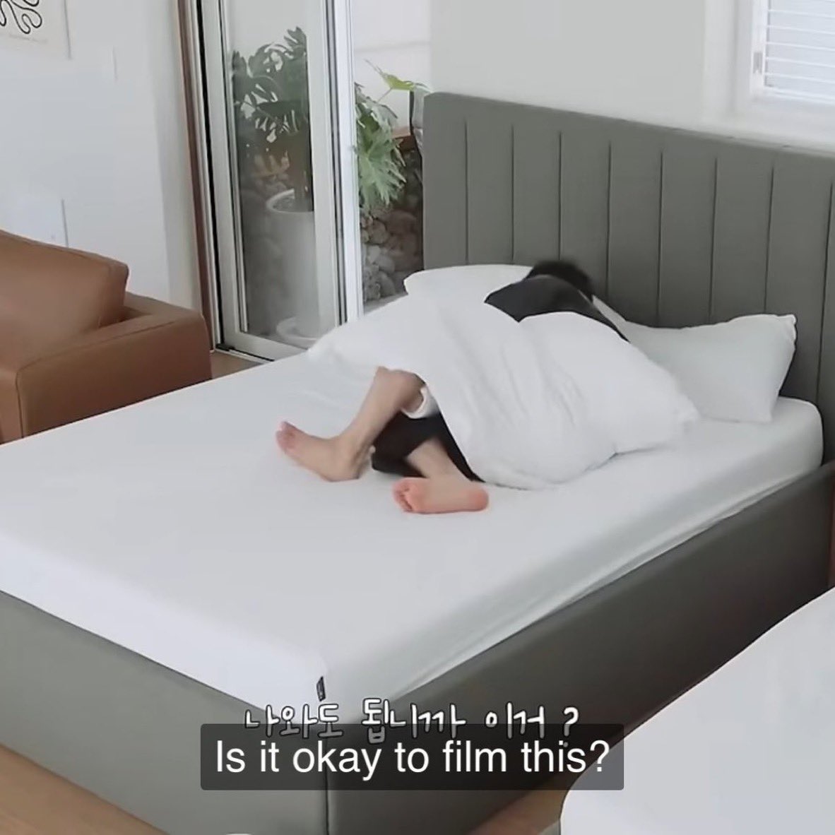 mycrescentbaby's tweet photo. WTF IT BARELY REGISTERED TO ME THAT THERE ARE TWO BODIES IN THIS EXACT CLIP YEAH DAMN RIGHT “IS IT OKAY TO FILM THIS”??????? https://t.co/oBFfjmxbU2