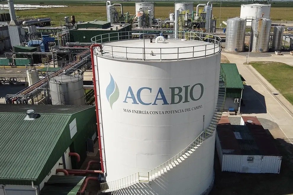 Esta mañana ingresando la planta de ACABIO te topas con tremendos Silo de acopio, consumen 2100 tn-día de maíz, hoy la destilería de alcohol base maíz más grande de Arg
Además de bioetanol producen 1700 tn-día Burlanda
Muchas gracias <a href="/V_Accastello/">Victor Accastello</a>, Santiago y equipo