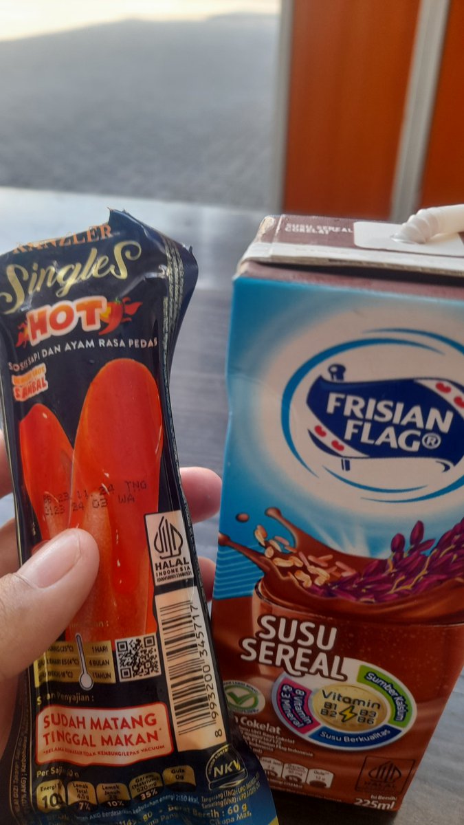 NikumaSan's tweet photo. quality time yg kubutuhkan cuma jajan ginian, tapi nyatanya harus ngumpet2, padahal aku kerja wkwk. saking apanya? saking bodohnya akulah 😁 https://t.co/6RwfVizbbP