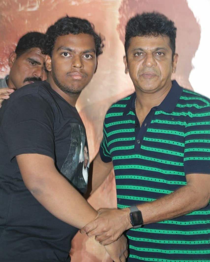 Shivaraj_Vajra's tweet photo. Autograph ಇಂದ Photograph ವರೆಗೂ.
Reel ಇಂದ Digital ವರೆಗೂ.
Land Line ಇಂದ Smart Phone ವರೆಗೂ.
The One &amp; Only Living Legend, Hatrick Hero Da Da Da Dr.Shivaraj Kumar🔥🔥🔥 
#HappyBirthdayShivanna @NimmaShivanna 💙❤️🤩
#RaajavamshaFan #Ballari #RaajavamshaFort #shivarajkumarvajra https://t.co/GpGd0UZ8IQ