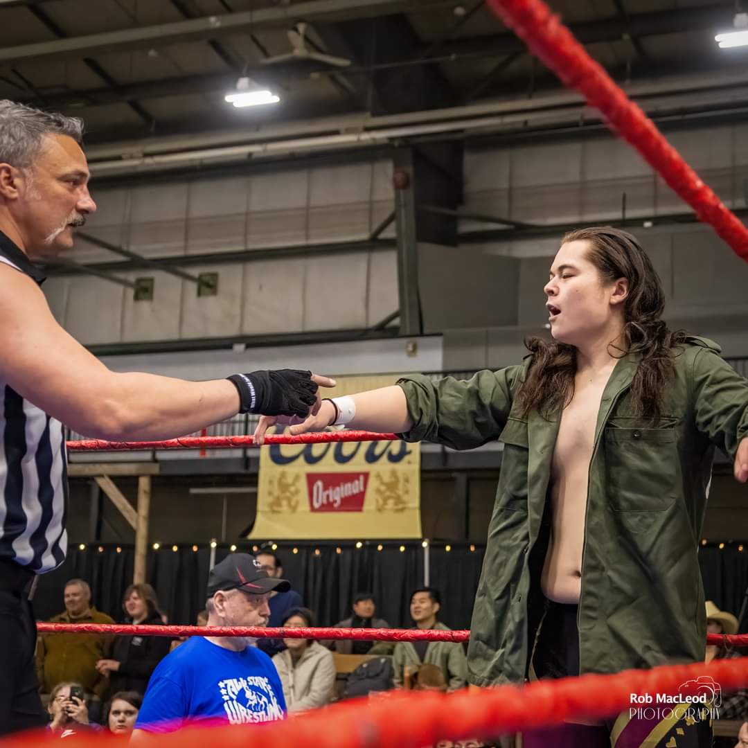 604Gambler's tweet photo. Me reminding @JoeKingReferee he needs to drink water (he always forgets) ♥️♠️♦️♣️ @ASWCANADA #prowrestling #prowrestler #wrestling #indiewrestling #indiewrestler #WWE #tnawrestling #aew #ROH #njpw #lariat #clothesline #gambler #aces #bigstackbullies #water #hydration https://t.co/WXD9ff8rf0