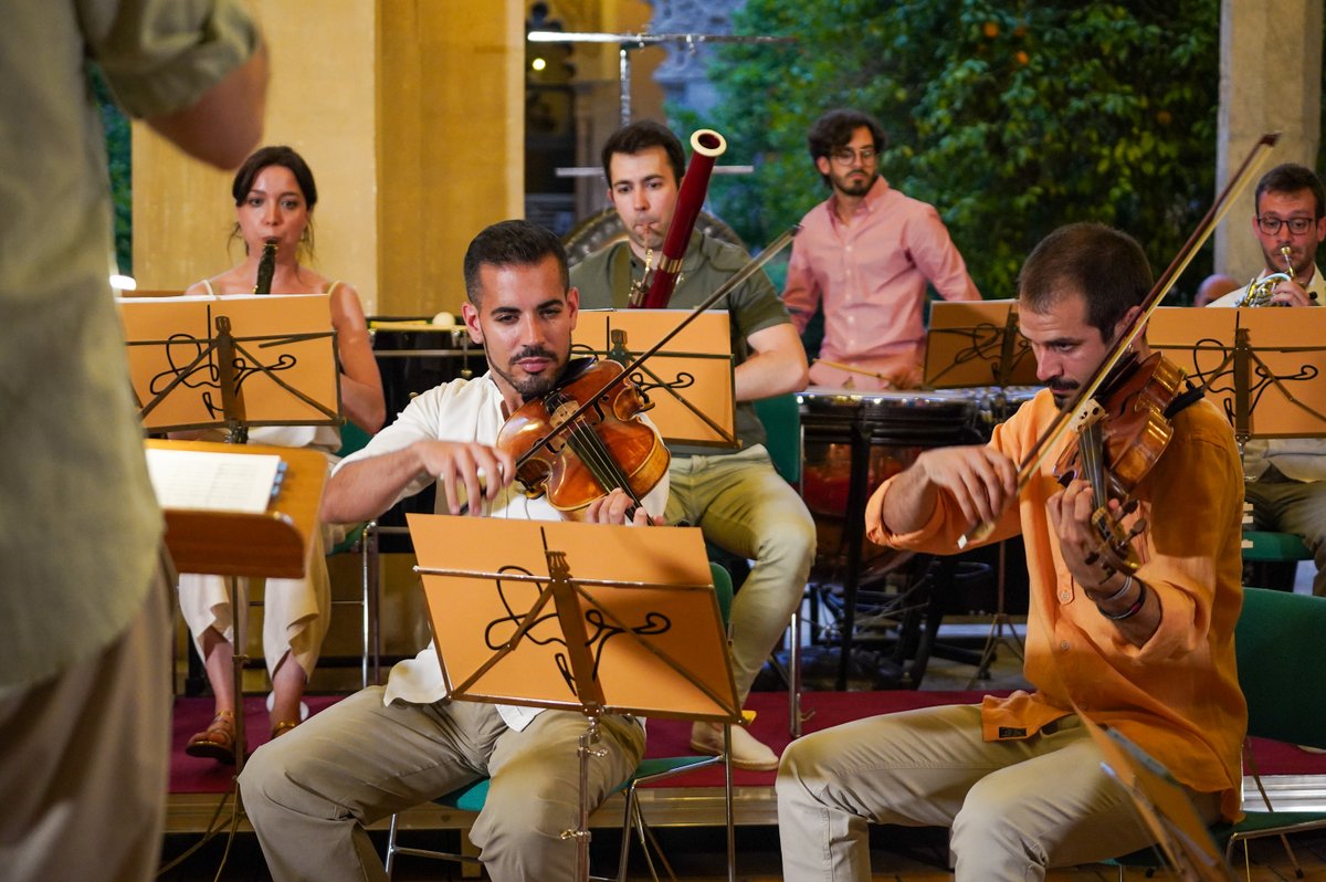 laaljaferia's tweet photo. 🎶🎻 La #Aljafería ha brillado una vez más con la música de @ecouterlinoui que, guiados por su director Carlos Ocaña, han atrapado a todos los asistentes.

😍 ¡Imposible imaginar un mejor final para esta primer edición del #FestivalManlor!

📋https://t.co/OsTCaTOuSw https://t.co/c3laRl23xq