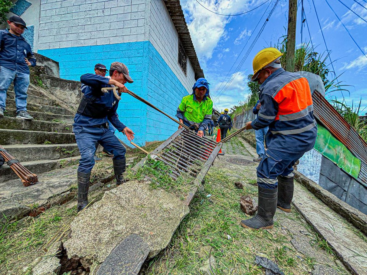 DesechoSolidos's tweet photo. Eliminar desechos en los tragantes, canaletas, aceras y calles es fundamental para evitar inundaciones durante las lluvias.🚯

Además el agua estancada es ideal para la proliferación de zancudos causantes de enfermedades.🦟

📍Colonia Bolivar,Distrito Ciudad Delgado. https://t.co/yhD81tqP3Z