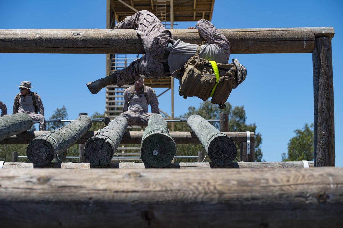 USMC's tweet photo. #Marines assigned to Fleet Anti-Terrorism Security Team Company Europe run through an obstacle course while participating in a joint training exercise alongside Spanish Marines and @USNavy #Sailors assigned to Explosive Ordnance Disposal Mobile Unit 8 on Naval Station Rota. https://t.co/lFQtcuDSho