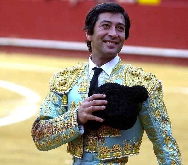 FonsiLoaiza's tweet photo. El torero ultraderechista Vicente Barrera de VOX cobra 5.500€ mensuales como vicepresidente de la Generalitat Valenciana y acaba de financiar una Liga de novilladas con 300.000€ de dinero público. Esta es su cara tras anunciar la ruptura del gobierno con el PP y su destitución. https://t.co/6IVT5aMcx4