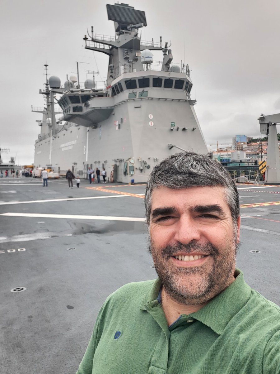 FormigoPuga's tweet photo. Hoy he tenido la suerte de poder visitar el portacamiones Juan Carlos 1. Que decepción visitar el buque insignia de la flota y que no haya un triste Harrier. @Armada_esp deberíais pensar que hacer con semejante barco sin ala fija embarcada.  Una lástima. https://t.co/nEwRLJcStj