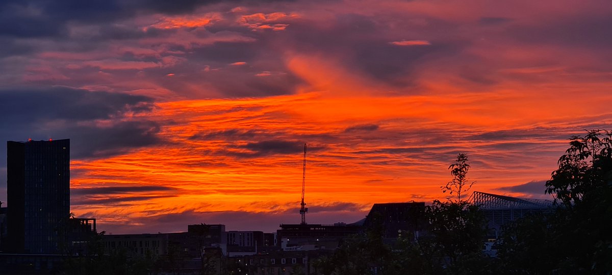 pewileman's tweet photo. Goodnight all from #SunsetToon - the dying sun in all its glory over the #Toon tonight. From #HadriansTower (left) to @StJamesParkNE1 (right).
Click for full image.
Genuinely no filter applied.
π·#SamsungGalaxyPhone https://t.co/PJ3EMd640b