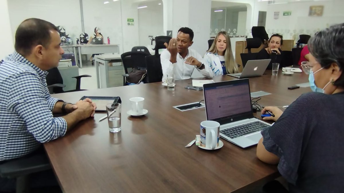 SENA_RValle's tweet photo. Una llave ganadora💪🎉 para mejorar la calidad de vida de los caleños y caleñas concretaron @SENA_RValle y  @DEconomicoCali, buscando apoyar procesos de capacitación y emprendimiento para las mujeres, fomentar la empleabilidad y apuntalar unidades productivas y empresas de #Cali https://t.co/jRMLjkNtZF