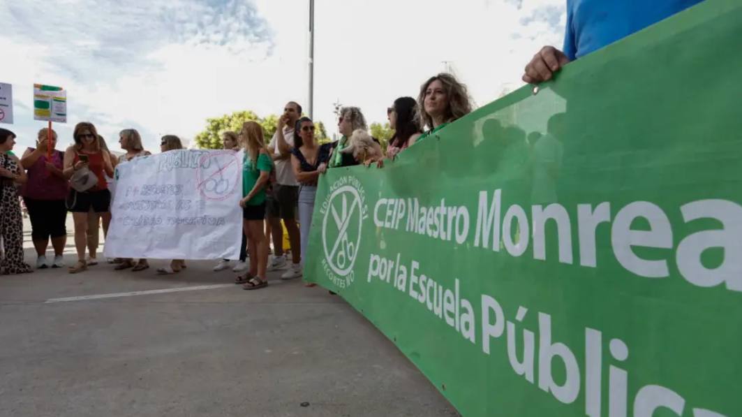 aedipAragon's tweet photo. El 9 de julio AEDIPA asistió a la concentración por la escuela pública. Tuvimos ocasión de hablar con el Director General de Personal para exponer el peligro del deterioro de la calidad de la escuela pública. https://t.co/D8RoNMSP3J