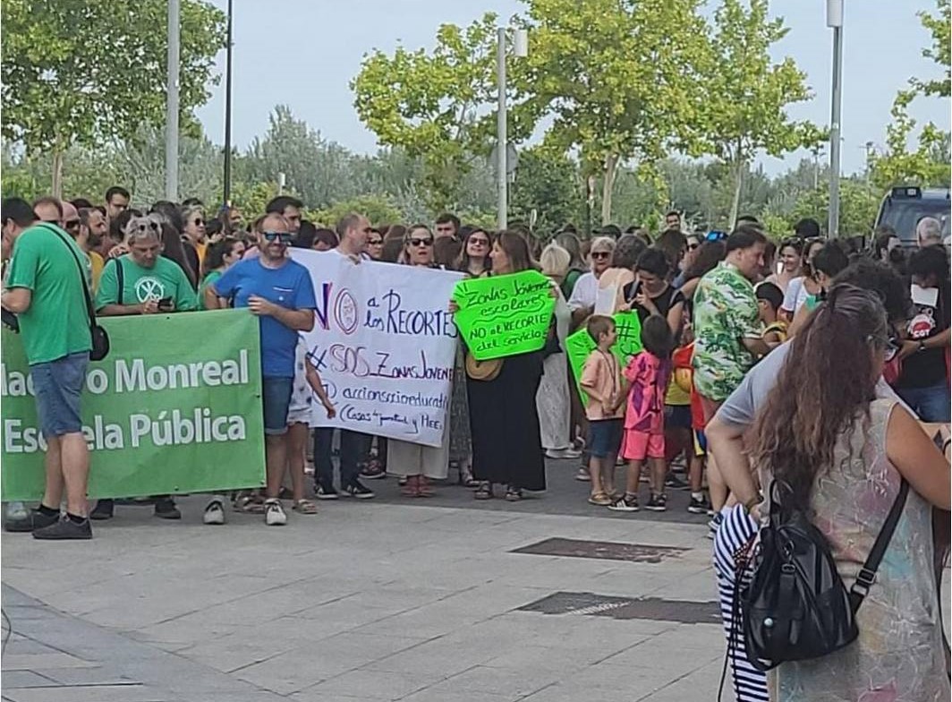 aedipAragon's tweet photo. El 9 de julio AEDIPA asistió a la concentración por la escuela pública. Tuvimos ocasión de hablar con el Director General de Personal para exponer el peligro del deterioro de la calidad de la escuela pública. https://t.co/D8RoNMSP3J
