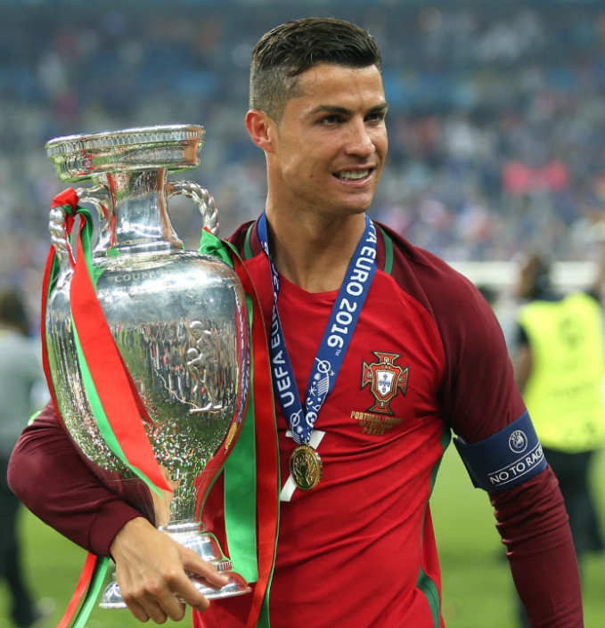 Cr7stianismo_'s tweet photo. 🚨HILO:

Ya que ayer se cumplieron 8 años de la Eurocopa que ganó Cristiano Ronaldo con Portugal, voy a hablaros de la enorme importancia que tuvo Cristiano en el torneo.

Si podéis apoyar, por favor, os lo agradezco🙏 https://t.co/qT2Qr934jm