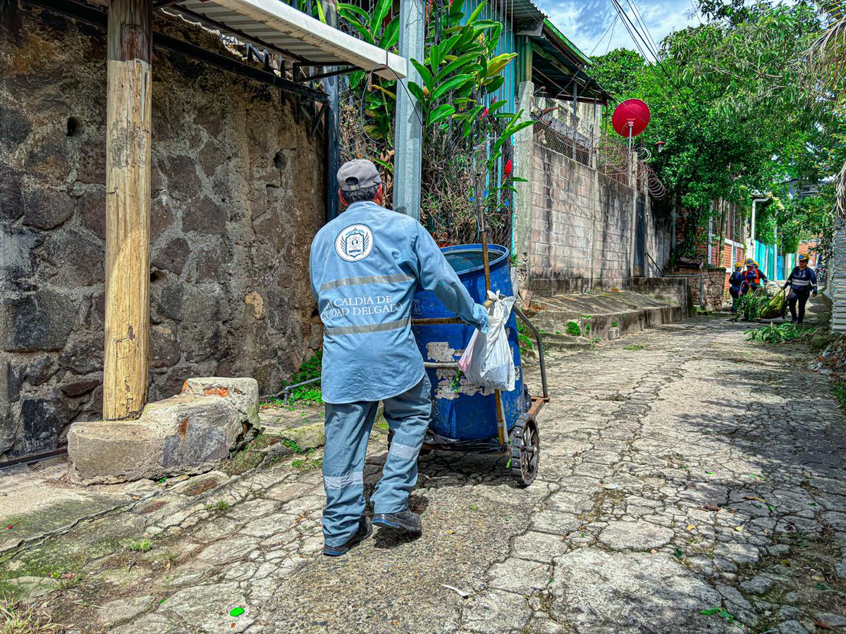 Para evitar obstrucción de tragantes es importante mantener limpias las aceras y calles de todo tipo de desechos.🧹💪

Por eso te pedimos no arrojes desechos a la calle, utiliza el basurero y marca la diferencia.🚯

📍Colonia Bolivar, Distrito Ciudad Delgado.