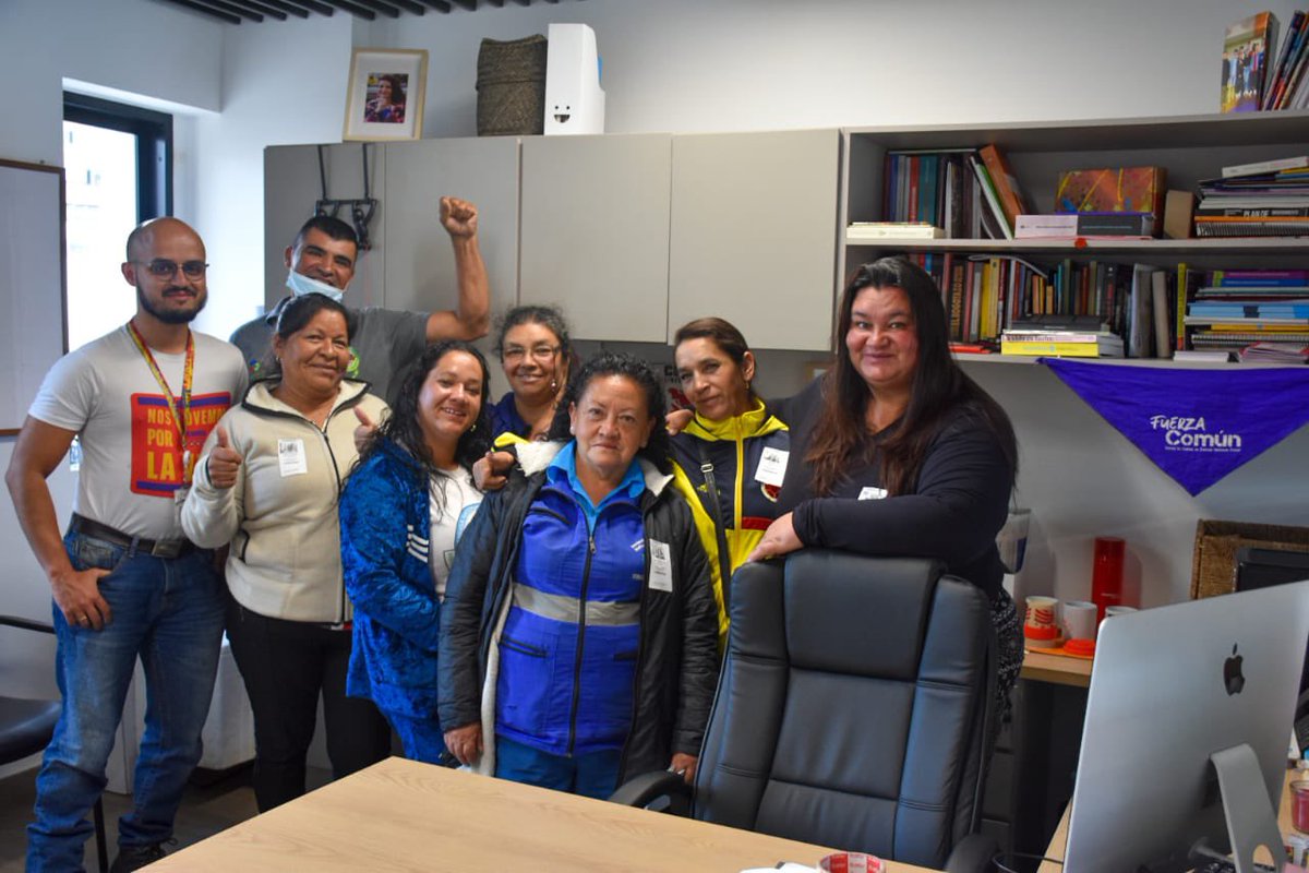 Donka_At's tweet image. Continuamos trabajando con las organizaciones de recicladores de oficio, reconociendo el papel que juegan en la sostenibilidad ambiental y la economía circular de Bogotá. Buscamos motivar más políticas y programas para fortalecerlas y articularlas. #BasuraCero #PoderPopular