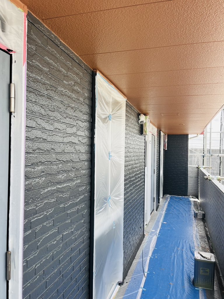 tama12180's tweet image. ここだけの話ですが。軒天に木目パネル貼ってブラック塗装した既視感ある物件、これよく見ると天井をカラシ色で塗ってあるだけです。木目パネルも販売されていますが高額なのでカラシ色で塗るのが圧倒的にコスパ高です。今の人だいたいこんな感じが好きです。