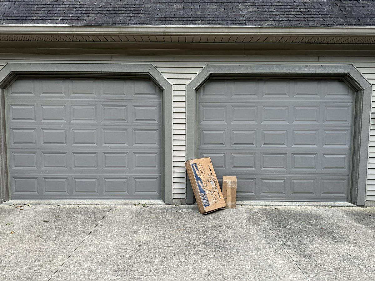 yetirider's tweet photo. @FedExHelp every single time, without exception, no matter the weather, my packages are left in between the garage doors. I would think it is common sense to put them on the covered porch, that is another 20 feet away. Is that asking too much? https://t.co/zpRt1GA1hJ