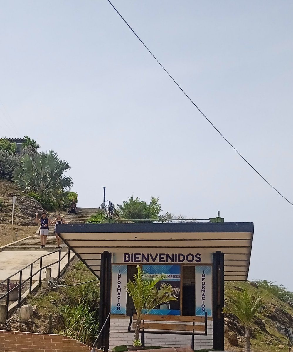 Estamos visitando el bellisimo Fortín Solano. Me parece raro que en ia caseta de información nos cobrarán $1 o 40 Bs en físico por usar el estacionamiento. No ví tarifario por ninguna parte <a href="/rafaellacava10/">Rafael Lacava</a>