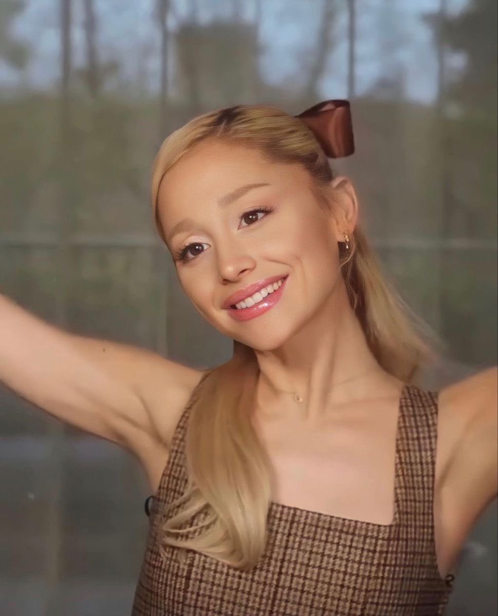 cambeserious's tweet photo. Here’s a thread of Ariana Grande being one of the kindest people throughout the years https://t.co/yzFbzwCwav