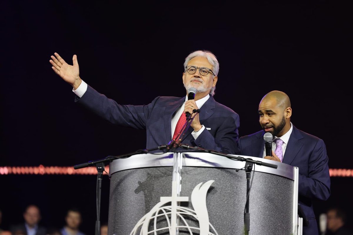 DavidERamirez's tweet photo. No hay necesidad de encerrarse en los templos para conservar nuestra santidad.
Si nuestra santidad se pierde al salir del templo, estamos siguiendo a alguien más. - Dr. David E Ramirez - #COGGA24 https://t.co/rWoTa69E2B