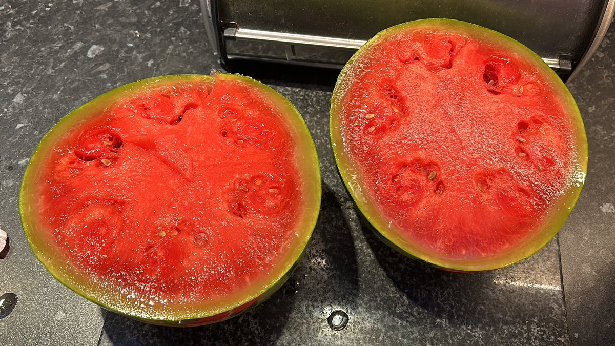 Just bought this watermelon from <a href="/lidl_ni/">Lidl NorthernIreland</a> and it's off 😔 
Very disappointed kids right now.