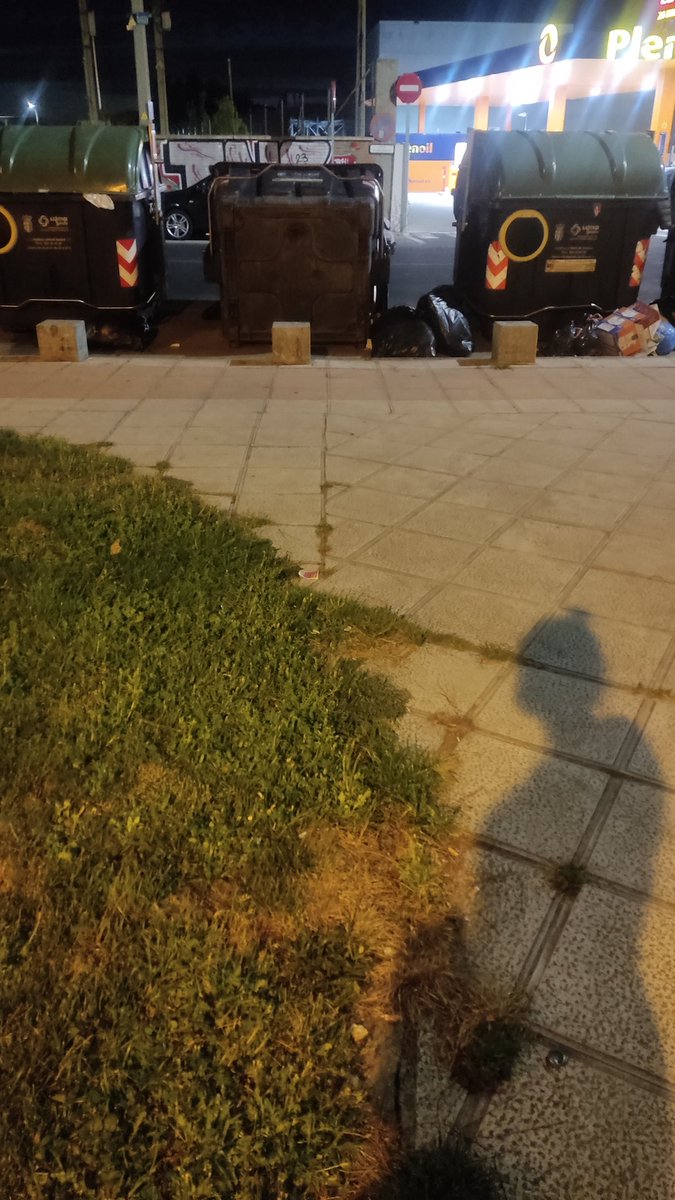 LaCosmit4's tweet photo. 4 días con el cuno así, entorpeciendo el tráfico, llenándose de mierda... Alguna solución @aytogetafe @LymaRedsocial ? https://t.co/t1rXPrCEmJ