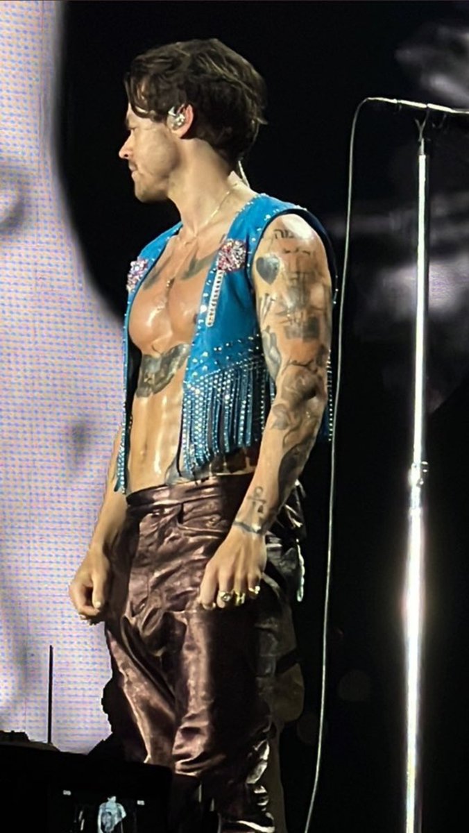 hrryshomee's tweet photo. There was something in the air that day🥵 https://t.co/xIl1xYfzgj