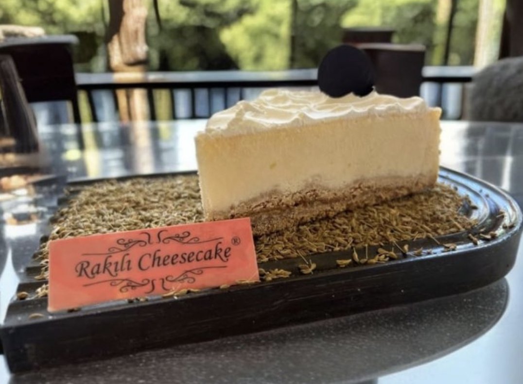 onedio's tweet photo. İzmir'deki bir kafede "Rakılı Cheesecake" satışa sunuldu. https://t.co/UypeZyrcNC