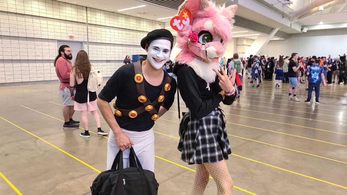 MilkyFops's tweet photo. This mf is so sillay, probably the only person I knew I wanted a picture with at AC lol https://t.co/YyKJQX6Fjc