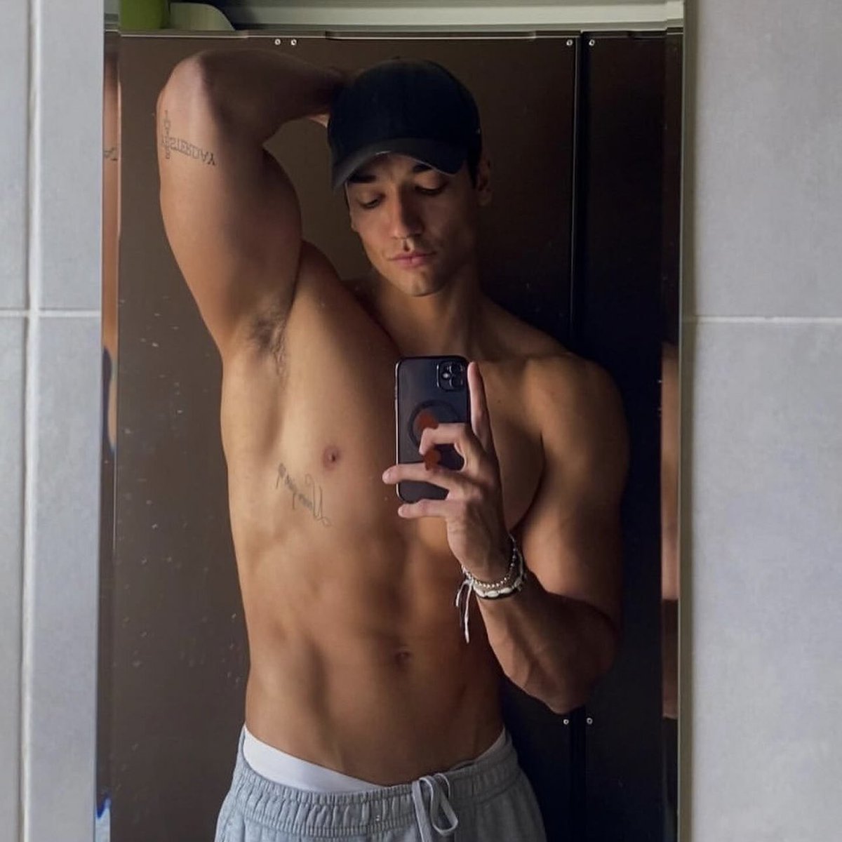 frabiziovalerio's tweet photo. ciao Jakub, portami in Marocco, portami in Polonia, portami dove ti pare #TemptationIsland https://t.co/Jx9WaYIGrg