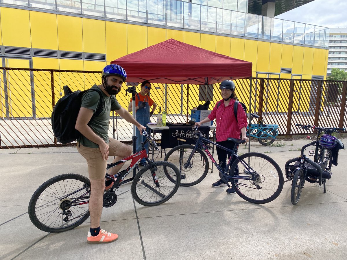 LanrickBennett's tweet photo. Having a wonderful time at The #UnderpassPark Farmers’ Market with @charliesfw Mobile Repair Pop Up!
Stop by to say hello.
#BikeTO
h/t @WaterfrontTO https://t.co/wNHlo67pba