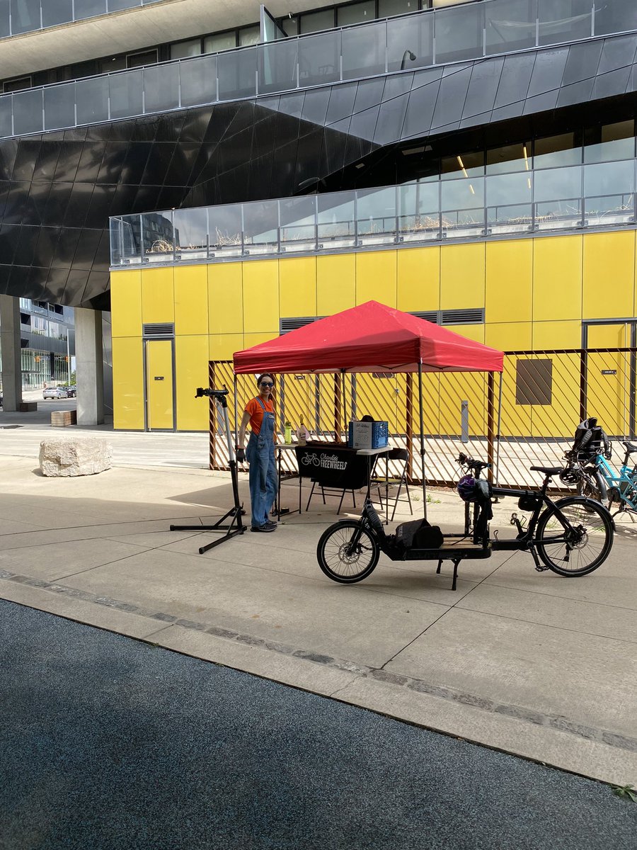 LanrickBennett's tweet photo. Having a wonderful time at The #UnderpassPark Farmers’ Market with @charliesfw Mobile Repair Pop Up!
Stop by to say hello.
#BikeTO
h/t @WaterfrontTO https://t.co/wNHlo67pba