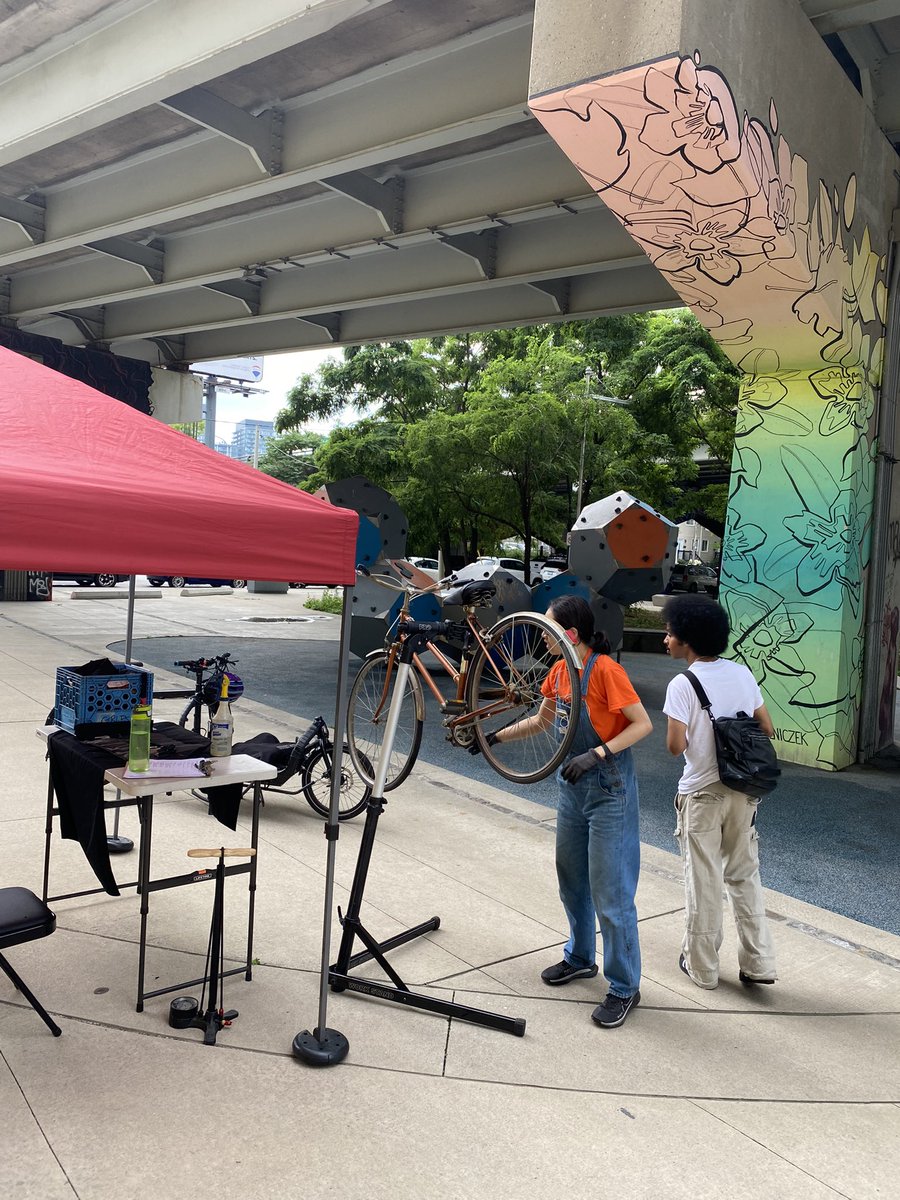 LanrickBennett's tweet photo. Having a wonderful time at The #UnderpassPark Farmers’ Market with @charliesfw Mobile Repair Pop Up!
Stop by to say hello.
#BikeTO
h/t @WaterfrontTO https://t.co/wNHlo67pba